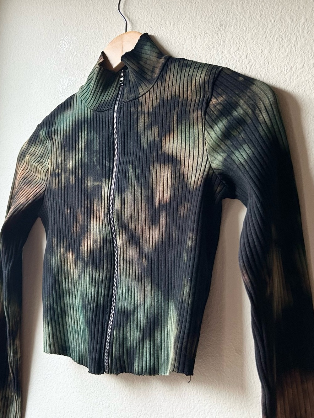 NWT Cotton Citizen Ibiza Turtleneck Ribbed Crop Top in Green Desert Mirage Sz XS - Picture 8 of 16